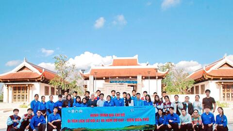 Sinh viên Đại học Thái Nguyên về nguồn tại các địa chỉ đỏ Chiến trường Điện Biên Phủ