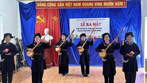 Trường Ngoại ngữ - Đại học Thái Nguyên tặng sách cho Thư viện và Trung tâm sinh hoạt văn hóa cộng đồng xã Xuân Dương