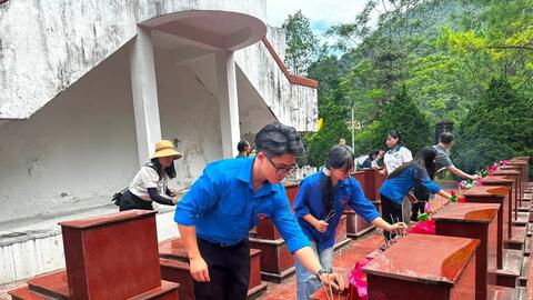 Phân hiệu Đại học Thái Nguyên tại Hà Giang tổ chức các hoạt động “Đền ơn đáp nghĩa” nhân kỷ niệm 79 năm Ngày Thương binh - Liệt sĩ