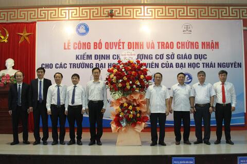 Trao chứng nhận kiểm định chất lượng cơ sở giáo dục cho 4 trường đại học thành viên
