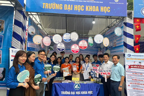 Sôi động Ngày hội tư vấn tuyển sinh, giới thiệu việc làm và kết nối cung cầu thị trường lao động tỉnh Thái Nguyên năm 2025