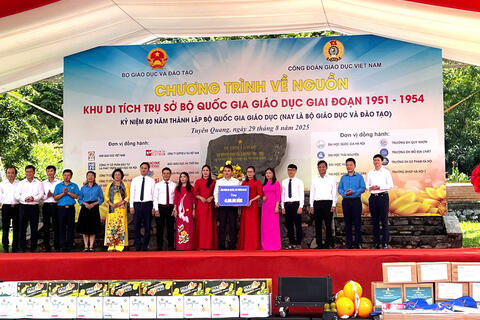 Đại học Thái Nguyên tham gia Đoàn công tác Bộ Giáo dục và Đào tạo về nguồn tại Khu di tích Bộ Quốc gia Giáo dục