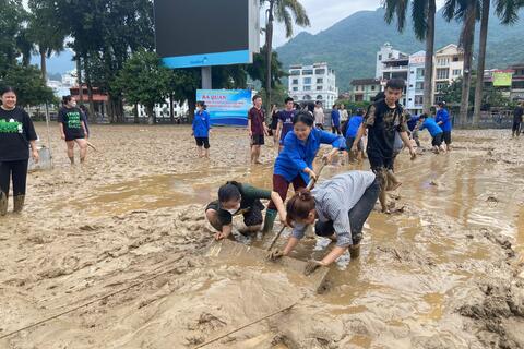 Phân hiệu Đại học Thái Nguyên tại Hà Giang chung tay khắc phục hậu quả sau bão và hỗ trợ địa phương