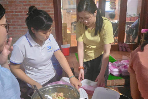 Cán bộ, sinh viên Đại học Thái Nguyên nấu hơn 200 suất cơm hỗ trợ người dân sau mưa lũ
