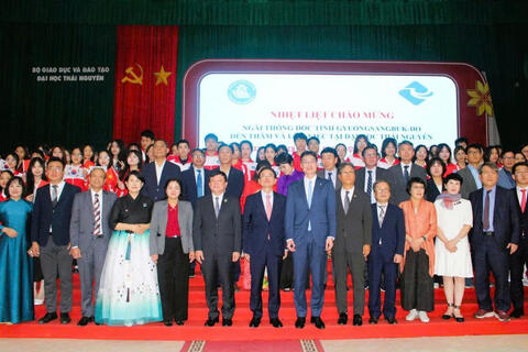 Governor of Gyeongsangbuk-do Province, Republic of Korea, Officially Visits Thai Nguyen University