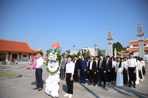 Sinh viên Đại học Thái Nguyên dâng hương tưởng niệm tại Khu di tích lịch sử Quốc gia 915