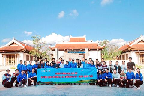 Sinh viên Đại học Thái Nguyên về nguồn tại các địa chỉ đỏ Chiến trường Điện Biên Phủ