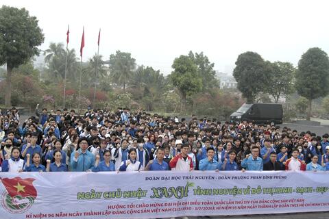 Tuổi trẻ Đại học Thái Nguyên ra quân vệ sinh môi trường, chỉnh trang đô thị chào mừng Đại hội đại biểu toàn quốc lần thứ XIV của Đảng