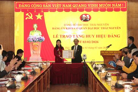 Đảng ủy Khối cơ quan Đại học Thái Nguyên tổ chức Lễ trao tặng Huy hiệu Đảng đợt 3/2/2026
