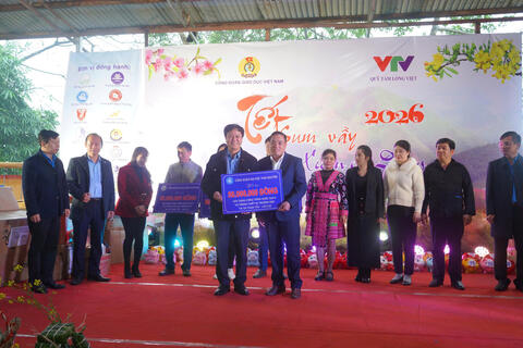 Đại học Thái Nguyên góp sức mang xuân ấm đến thầy trò vùng cao tại Trạm Tấu