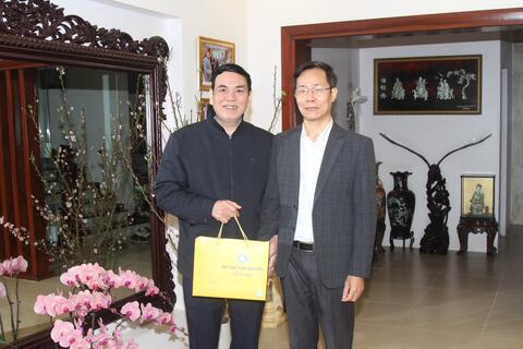 Thăm, tặng quà các đồng chí nguyên lãnh đạo Đại học Thái Nguyên nhân dịp Tết Nguyên đán 2026
