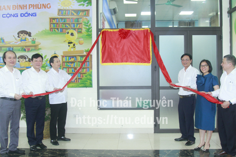 Giám đốc Đại học Thái Nguyên trao tặng sách cho Thư viện và Trung tâm sinh hoạt văn hóa cộng đồng phường Phan Đình Phùng