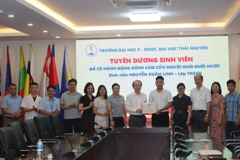 Sinh viên Trường Đại học Y - Dược, Đại học Thái Nguyên dũng cảm cứu sống bé trai ngừng tuần hoàn do đuối nước