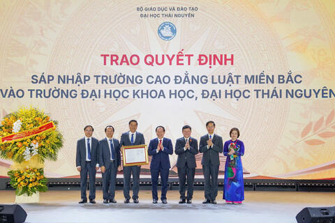 Công bố Quyết định của Thủ tướng Chính phủ về việc sáp nhập Trường Cao đẳng Luật miền Bắc vào Trường Đại học Khoa học, Đại học Thái Nguyên và công bố các quyết định về công tác cán bộ của Đại học Thái Nguyên
