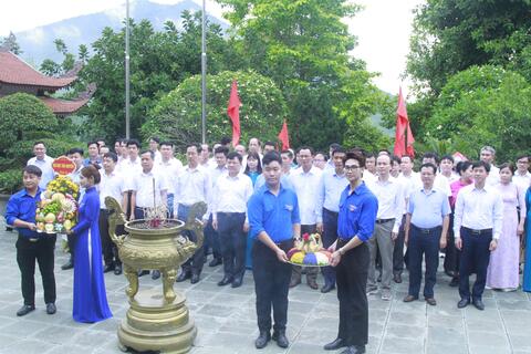 Đại học Thái Nguyên dâng hương, tưởng niệm Chủ tịch Hồ Chí Minh và Đại tướng Võ Nguyên Giáp tại ATK Định Hóa