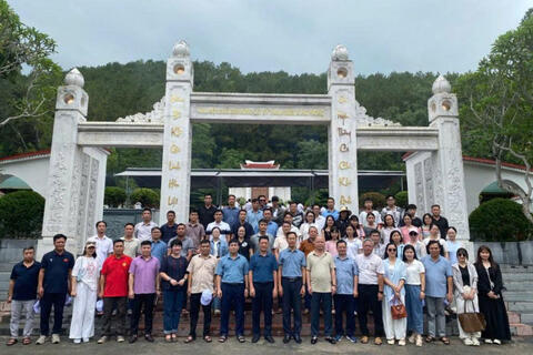 Thai Nguyen University Offered incense and flowers for Heroic Female Youth Volunteers and General Vo Nguyen Giap