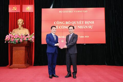 Bộ Giáo dục và Đào tạo công bố các quyết định về công tác nhân sự và khen thưởng