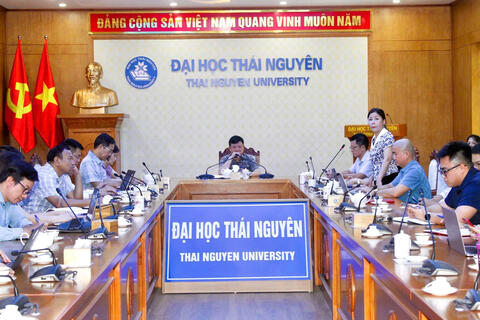 Giám đốc Đại học Thái Nguyên làm việc, đối thoại với Khoa Quốc tế