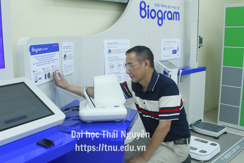 Tiếp nhận thiết bị chăm sóc sức khoẻ thông minh cho Trung tâm truy cập thông tin Việt Nam - Hàn Quốc (IAC)