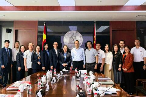 Phân hiệu Đại học Thái Nguyên tại tỉnh Lào Cai làm việc với Học viện Hồng Hà (Vân Nam, Trung Quốc)