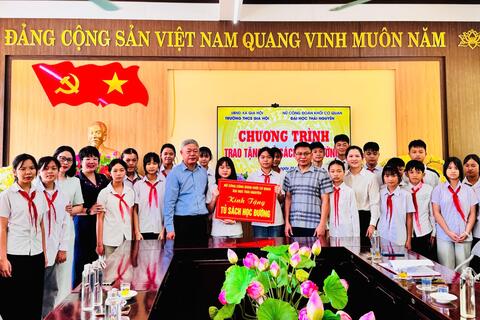 Nữ công Công đoàn Khối Cơ quan Đại học Thái Nguyên trao tặng hơn 500 cuốn sách cho “Tủ sách học đường” Trường THCS Gia Hội, tỉnh Lào Cai