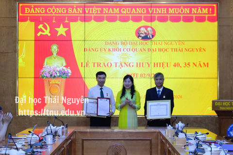 Đảng ủy Khối Cơ quan ĐHTN trao tặng Huy hiệu 40 năm, 35 năm tuổi đảng đợt 2/9/2026