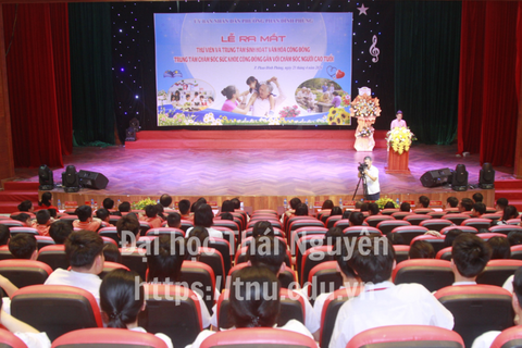 President of Thai Nguyen University Presents Books to the Library and Community Cultural Center of Phan Dinh Phung Ward