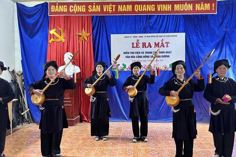 Trường Ngoại ngữ - Đại học Thái Nguyên tặng sách cho Thư viện và Trung tâm sinh hoạt văn hóa cộng đồng xã Xuân Dương