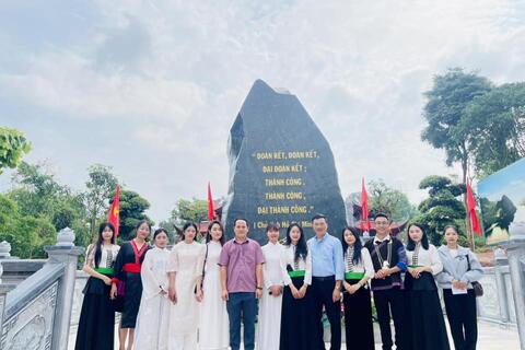 Phân hiệu Đại học Thái Nguyên tại tỉnh Điện Biên dâng hương, báo công lên Chủ tịch Hồ Chí Minh nhân kỷ niệm 136 năm Ngày sinh của Người