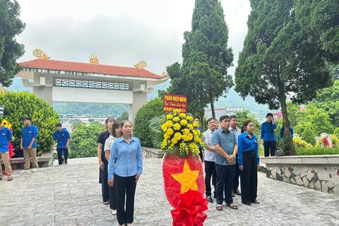 Phân hiệu Đại học Thái Nguyên tại tỉnh Lào Cai tổ chức Lễ dâng hương tưởng niệm các Anh hùng liệt sĩ nhân kỷ niệm 79 năm Ngày Thương binh - Liệt sĩ