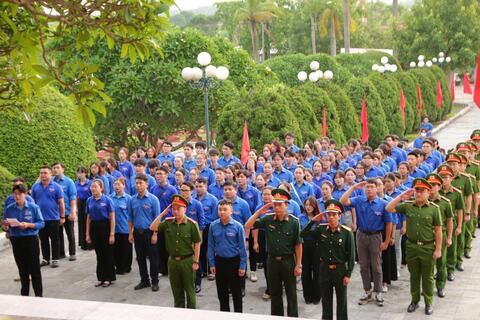 Tuổi trẻ Trường Đại học Y - Dược phối hợp tổ chức Lễ thắp nến tri ân các Anh hùng Liệt sĩ tại Nghĩa trang Liệt sĩ Dốc Lim
