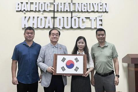 Khoa Quốc tế (Đại học Thái Nguyên) làm việc với Giáo sư Ahn Kyoung-Hwan (Đại học Chosun, Hàn Quốc)