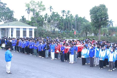 Tuổi trẻ Đại học Thái Nguyên ra quân tình nguyện vệ sinh môi trường, chỉnh trang đô thị chào mừng ngày bầu cử