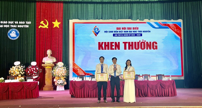 Đại hội khen thưởng.jpeg