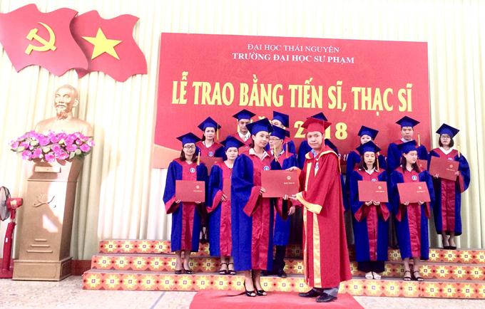 truong-dai-hoc-su-pham-trao-bang-tot-nghiep-cho-tren-300-tien-si-thac-si.jpg