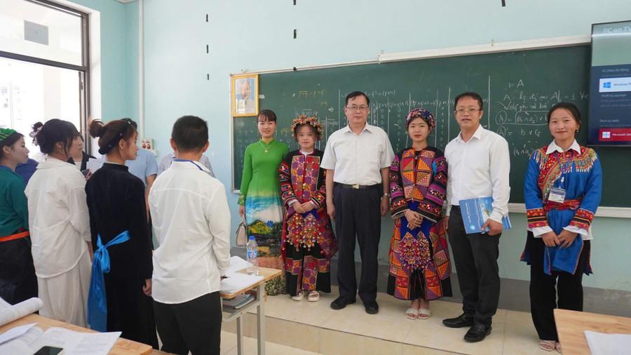 lanh-dao-phan-hieu-dai-hoc-thai-nguyen-tai-ha-giang-dong-vien-cac-sinh-vien-nguoi-dtts.jpg