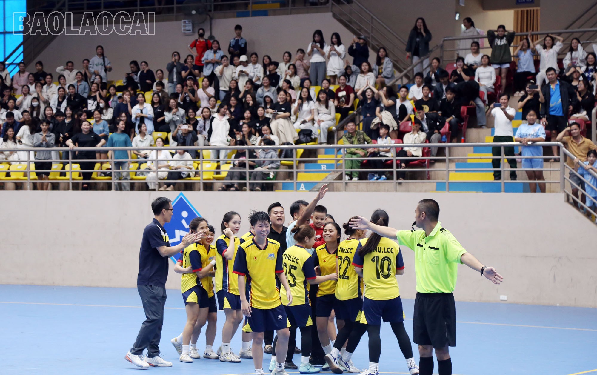 Đội Phân hiệu Đại học Thái Nguyên tại Lào Cai mừng chiến thắng trong trận chung kết. a1-7.jpg