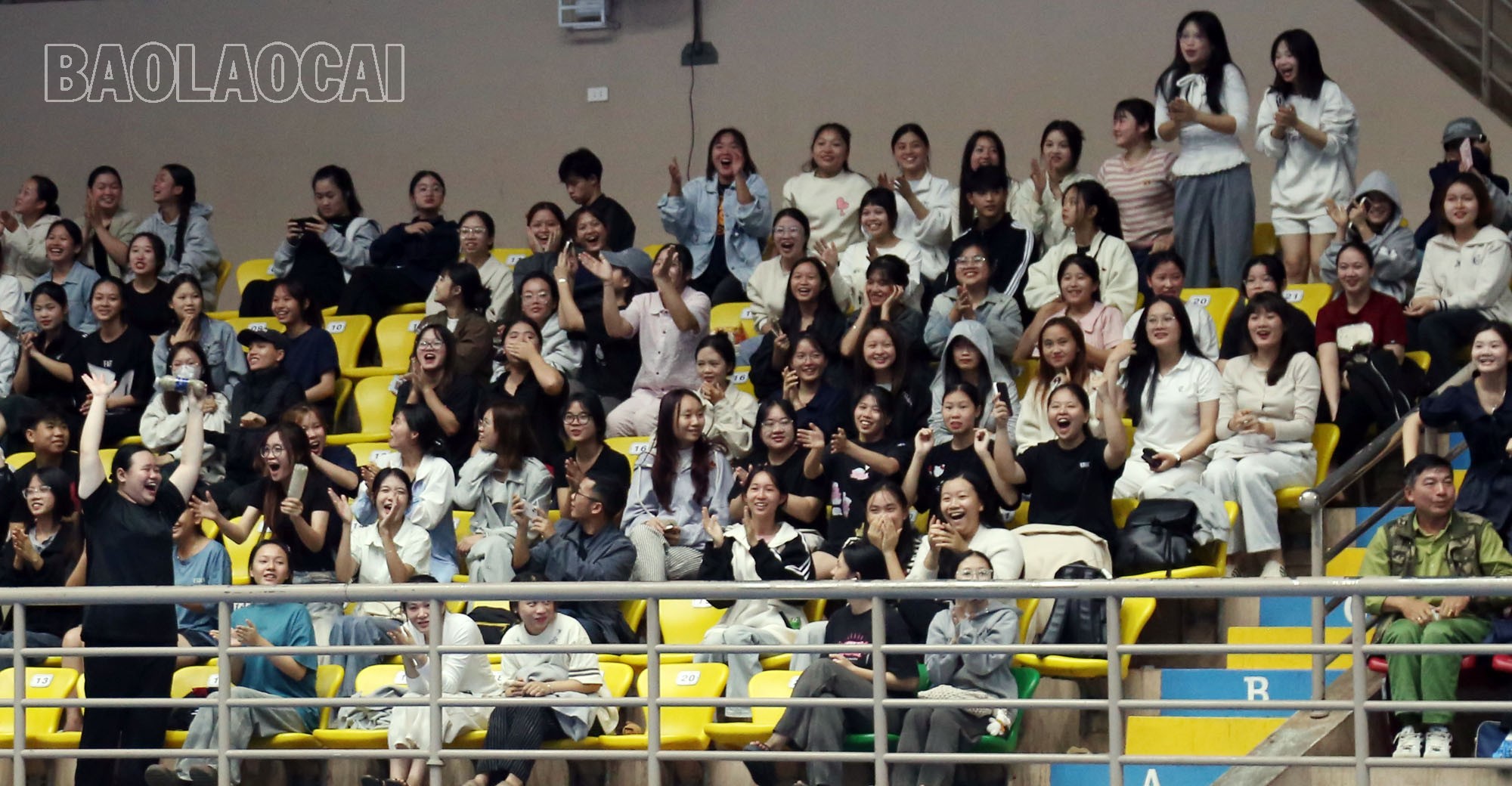 Đông đảo khán giả theo dõi, cổ vũ các cầu thủ thi đấu trong trận chung kết. a1-6.jpg