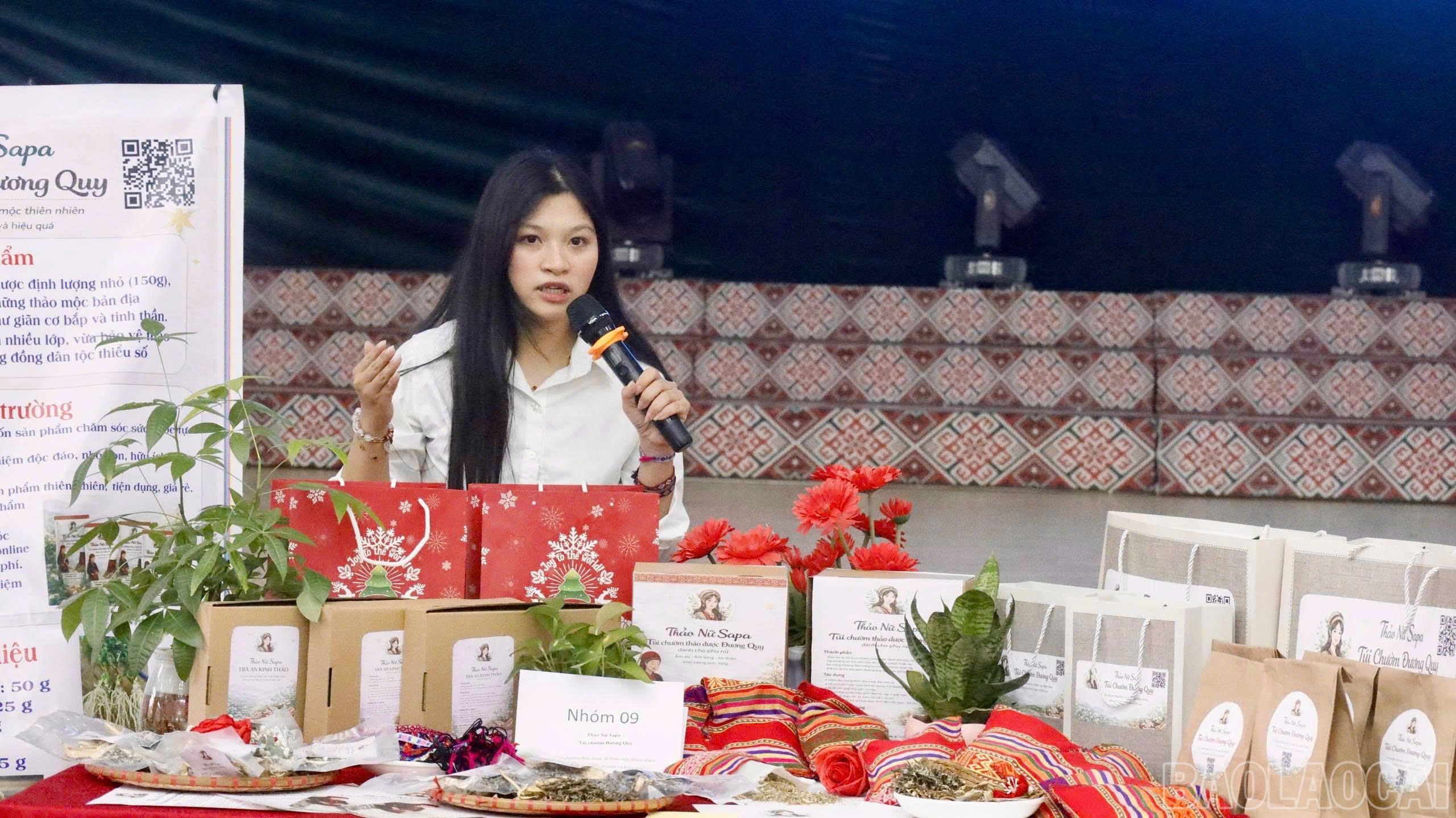 Đại diện các đội thi thuyết trình về dự án. baolaocai-br_z7378159822726-c529ea894754cba7f13b3077d48a764e.jpg