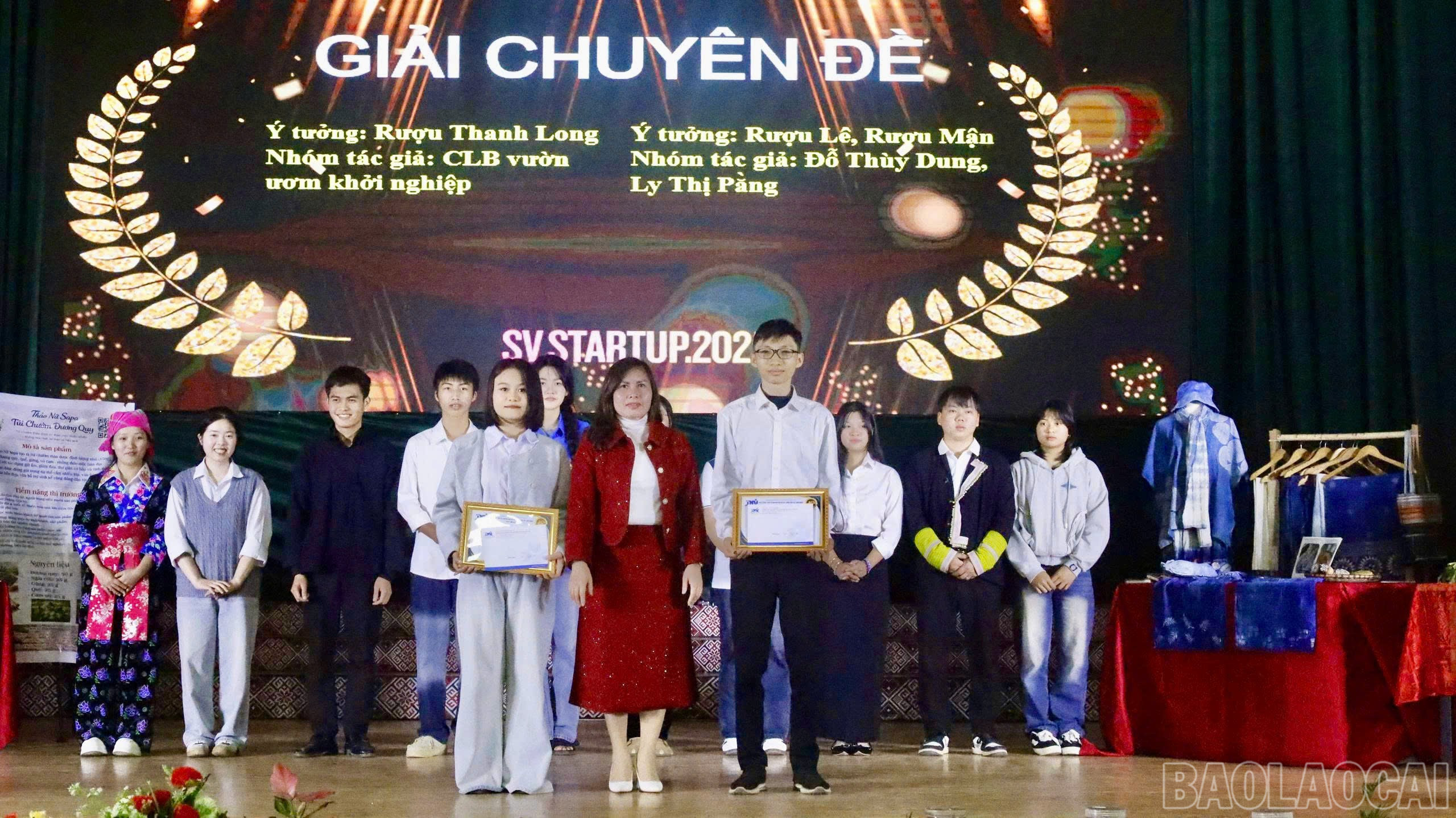 Trao giải cho các đội thi. baolaocai-br_z7378159784442-b642d7f4239daf0f157246c8ec6e9c23.jpg